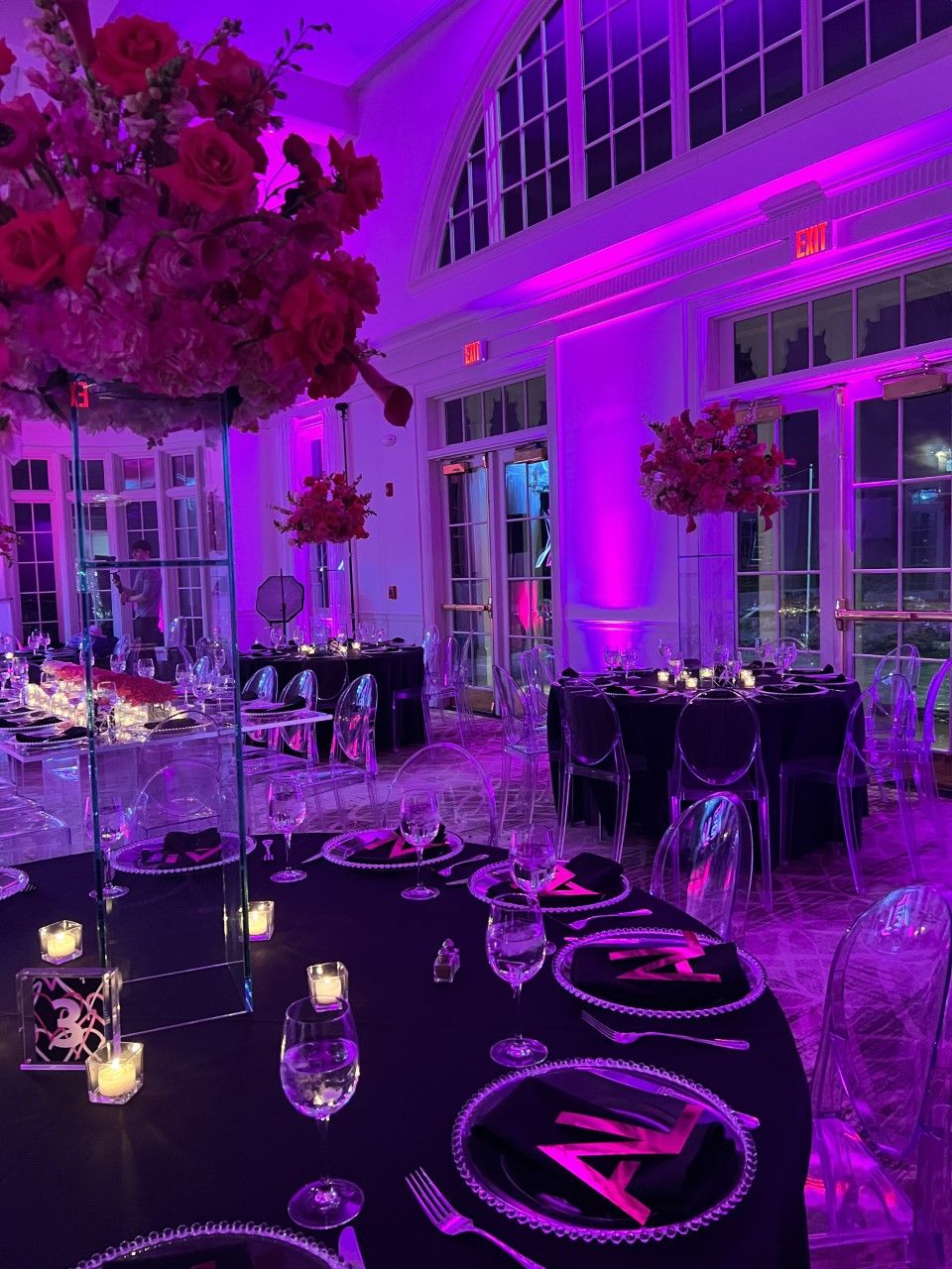 Soirée luxueuse avec des tables bien dréssées