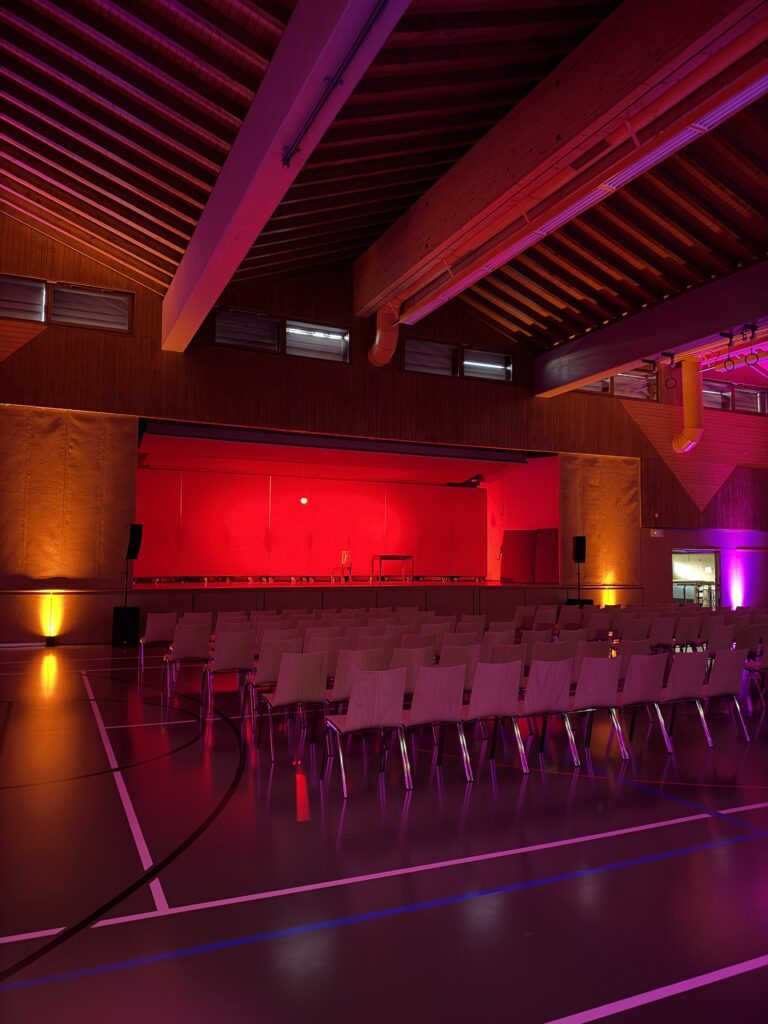 salle éclairée et colorée